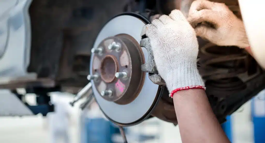 Bremsbeläge am Auto erneuern