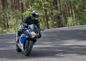 Motorradfahrer im Frühling